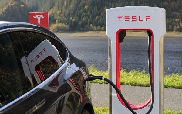 Ο Τραμπ μπορεί να παρατήσει το Tesla του μετά την κόντρα με τον Μασκ