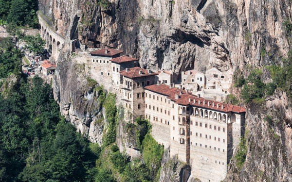 Πιστοί από διάφορα μακρινά μέρη καταφθάνουν στην Παναγία Σουμελά λίγο πριν τον Δεκαπενταύγουστο