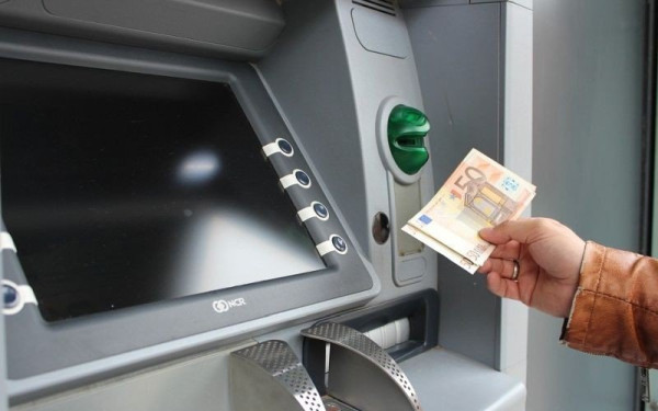 ΚΚΕ: Η τροπολογία της κυβέρνησης αφήνει «πόρτες και παράθυρα» για να συνεχιστεί η κλοπή στις τραπεζικές καταθέσεις