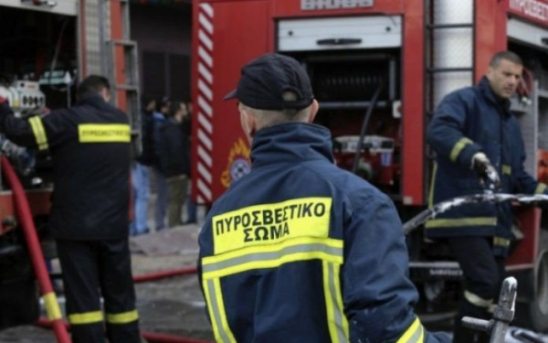 Αίγιο: Φωτιά σε εργοστάσιο ανακύκλωσης – Μήνυμα από το 112 για επικίνδυνους καπνούς