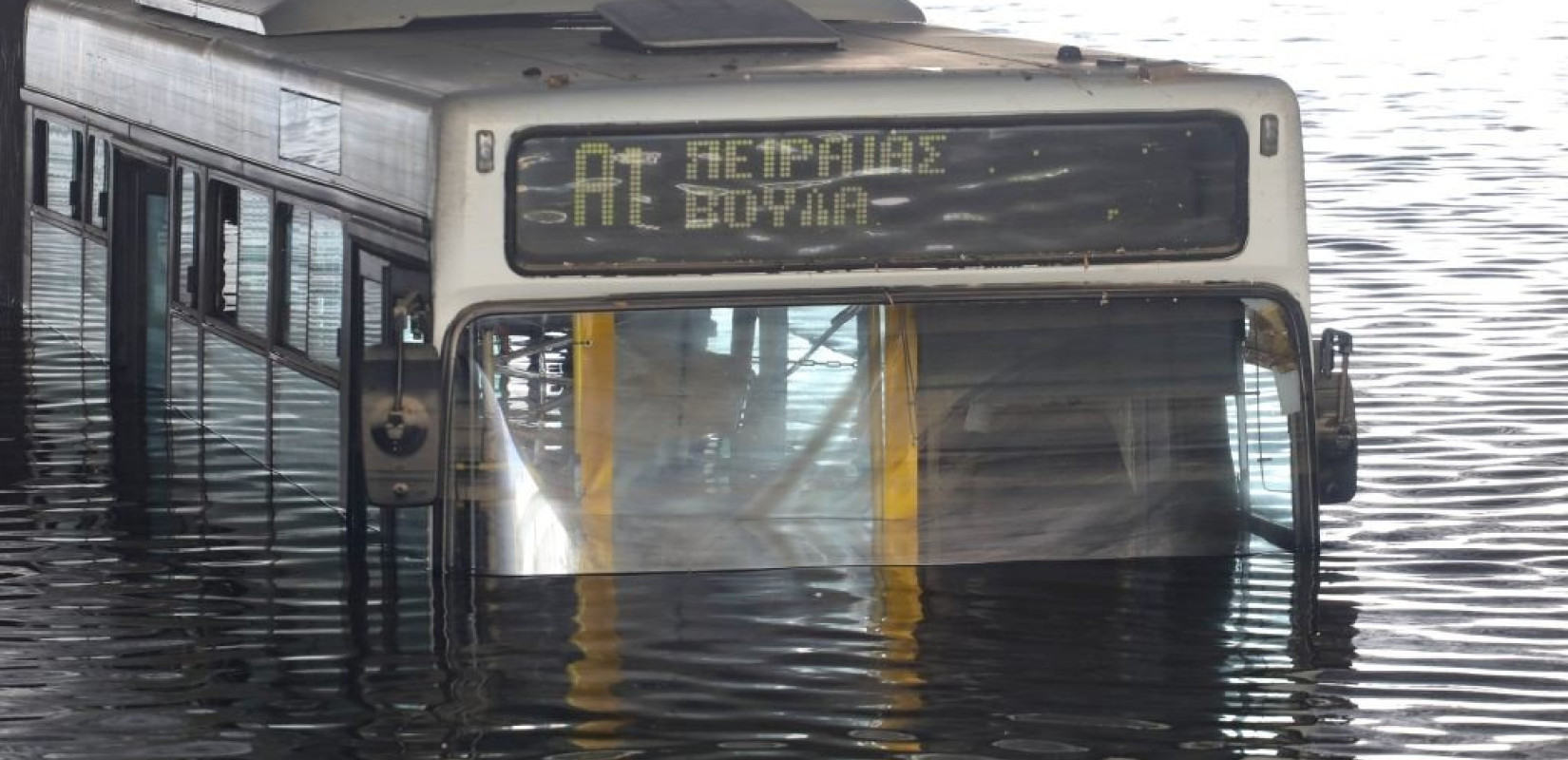 Εισαγγελέας για το λεωφορείο που "βυθίστηκε" στην Ποσειδώνος