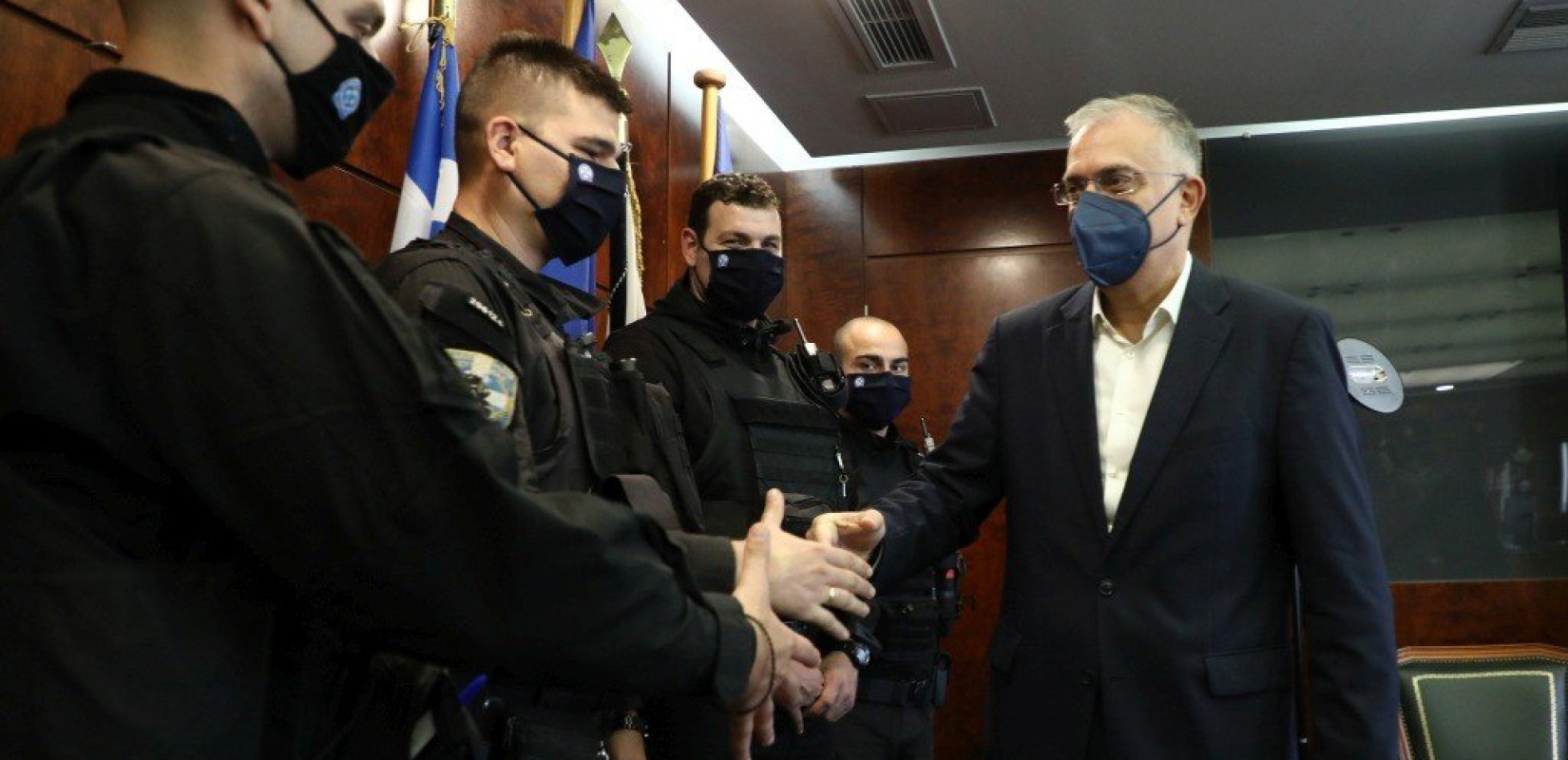 Συγχαρητήρια Θεοδωρικάκου στους αστυνομικούς που μάζεψαν χρήματα για ηλικιωμένο ζευγάρι, θύματα ληστών