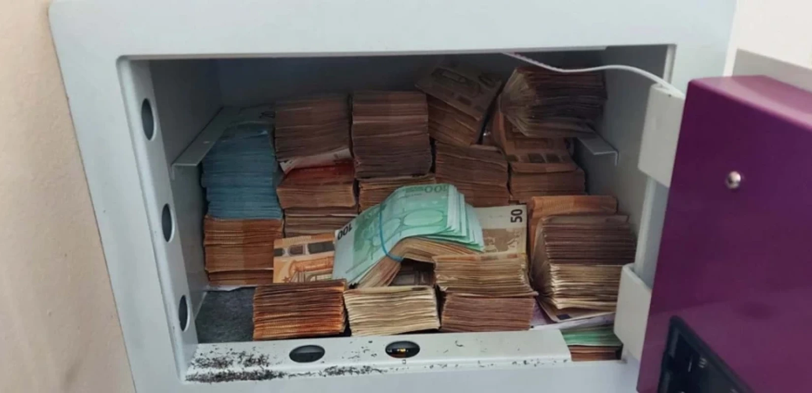 Πώς δρούσε το κύκλωμα παράνομων ελληνοποιήσεων: Αστυνομική μαφία, σκληροί ποινικοί και τζίρος εκατομμυρίων