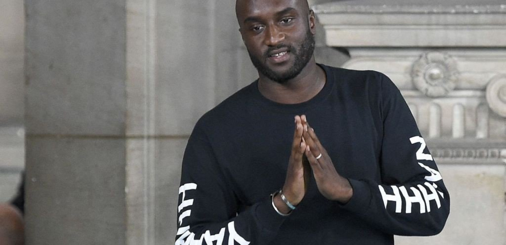 Πέθανε στα 41 του ο V. Abloh, ο σχεδιαστής μόδας που έφερε τον δρόμο στην πασαρέλα