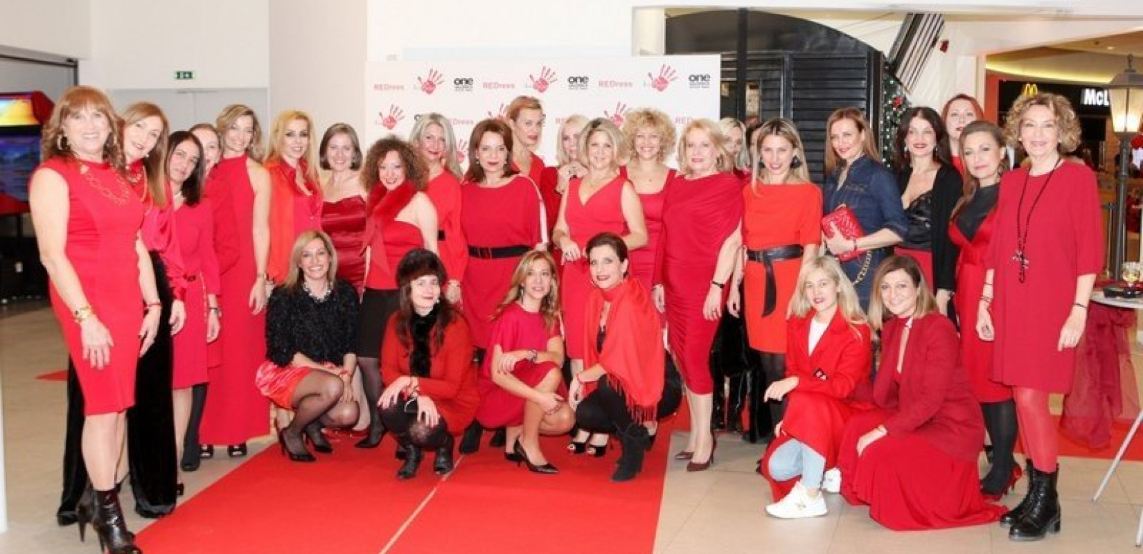 Χριστουγεννιάτικη εκδήλωση «REDress Event» με ηχηρό μήνυμα, στο One Salonica Outlet Mall!