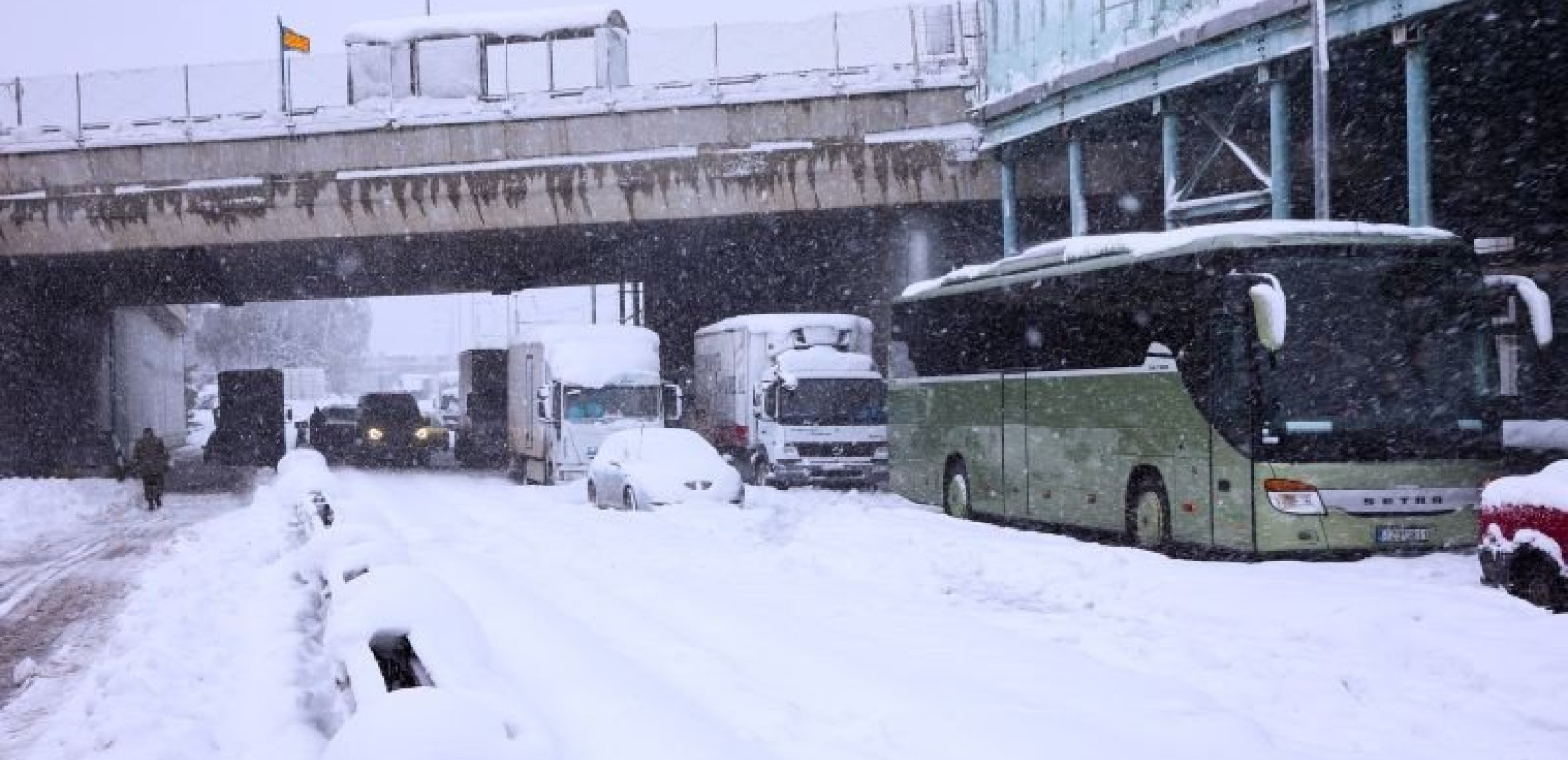 Κακοκαιρία «Μπάρμπαρα»: Εγκλωβισμένα λεωφορεία στη Λαμία