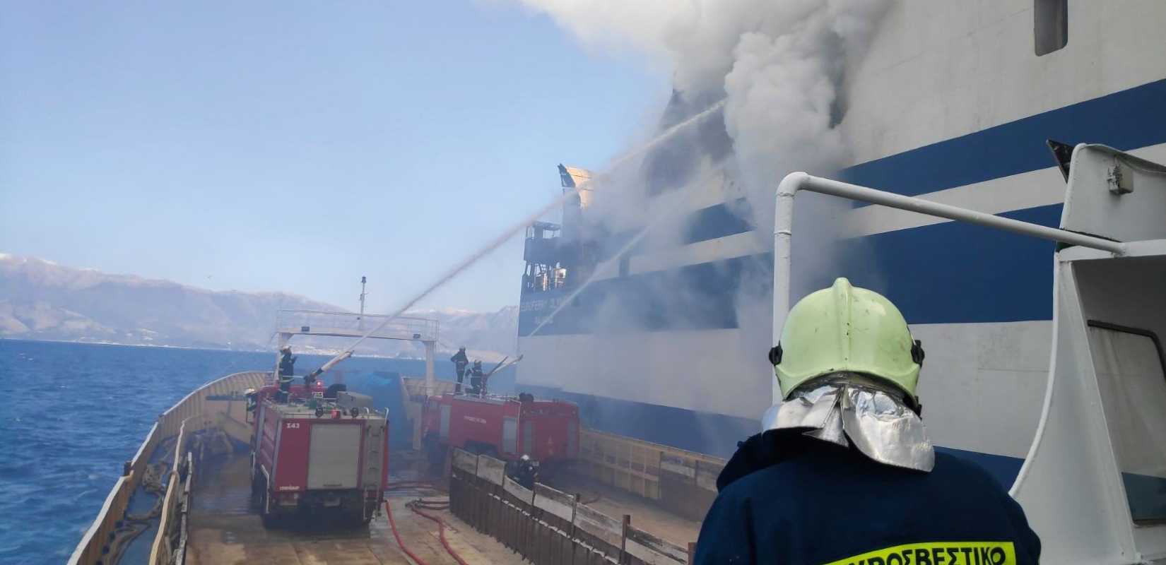 «Euroferry Olympia»: Ολονύκτια επιχείρηση της ΕΜΑΚ - Αγωνία για τους δέκα αγνοούμενους