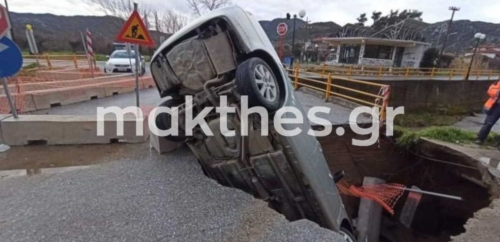 Συκιά Χαλκιδικής: Τεράστια τρύπα «ρούφηξε»  ΙΧ - Στο νοσοκομείο ο οδηγός (Φωτ.)