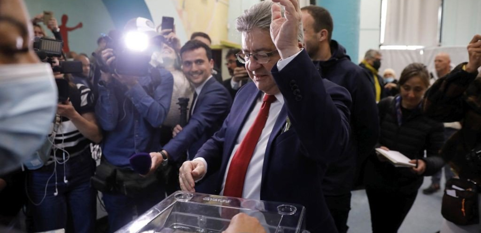 Γαλλικές εκλογές: Ανατροπή από τα επίσημα exit polls -Νίκη Μελανσόν, δεύτερος ο Μακρόν, τρίτη η Λεπέν!