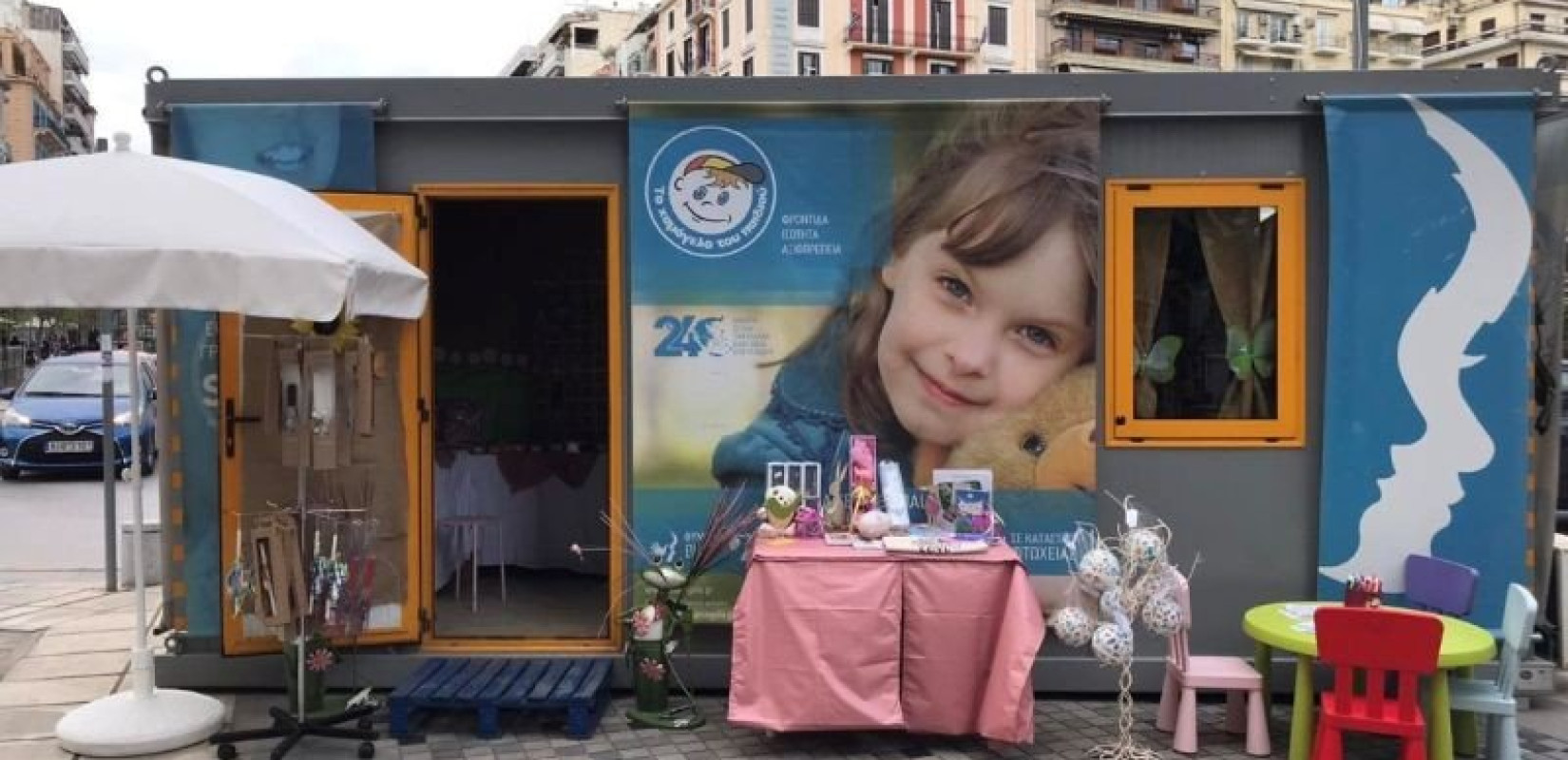 Απίστευτο περιστατικό στο κέντρο της Θεσσαλονίκης: "Σήκωσαν" με γερανό το σπιτάκι του "Χαμόγελου του Παιδιού" (Φωτ.)