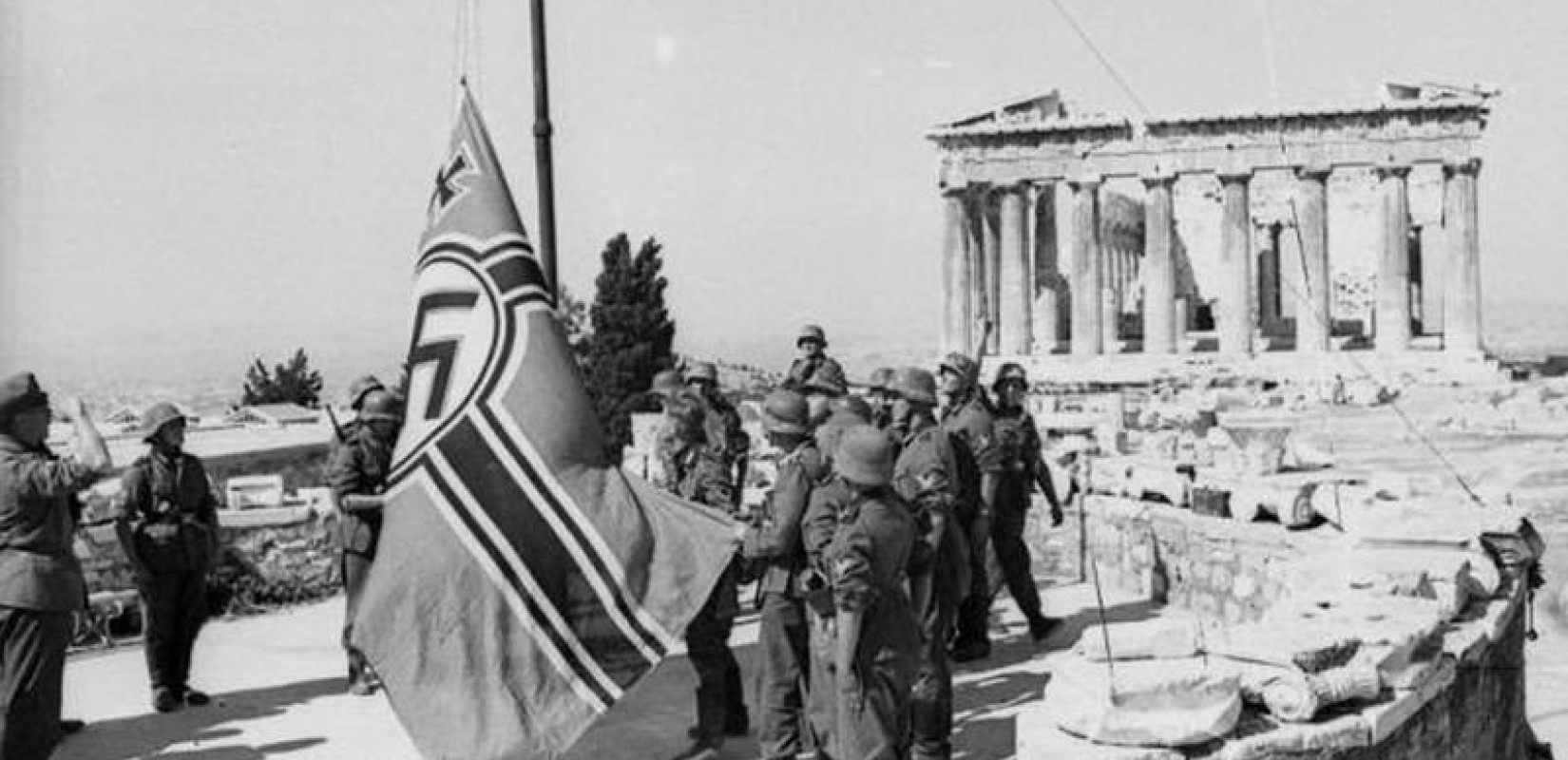 30 Μαΐου 1941: Η πρώτη πράξη αντίστασης - Όταν Γλέζος και Σάντας κατέβασαν τη ναζιστική σημαία από την Ακρόπολη!