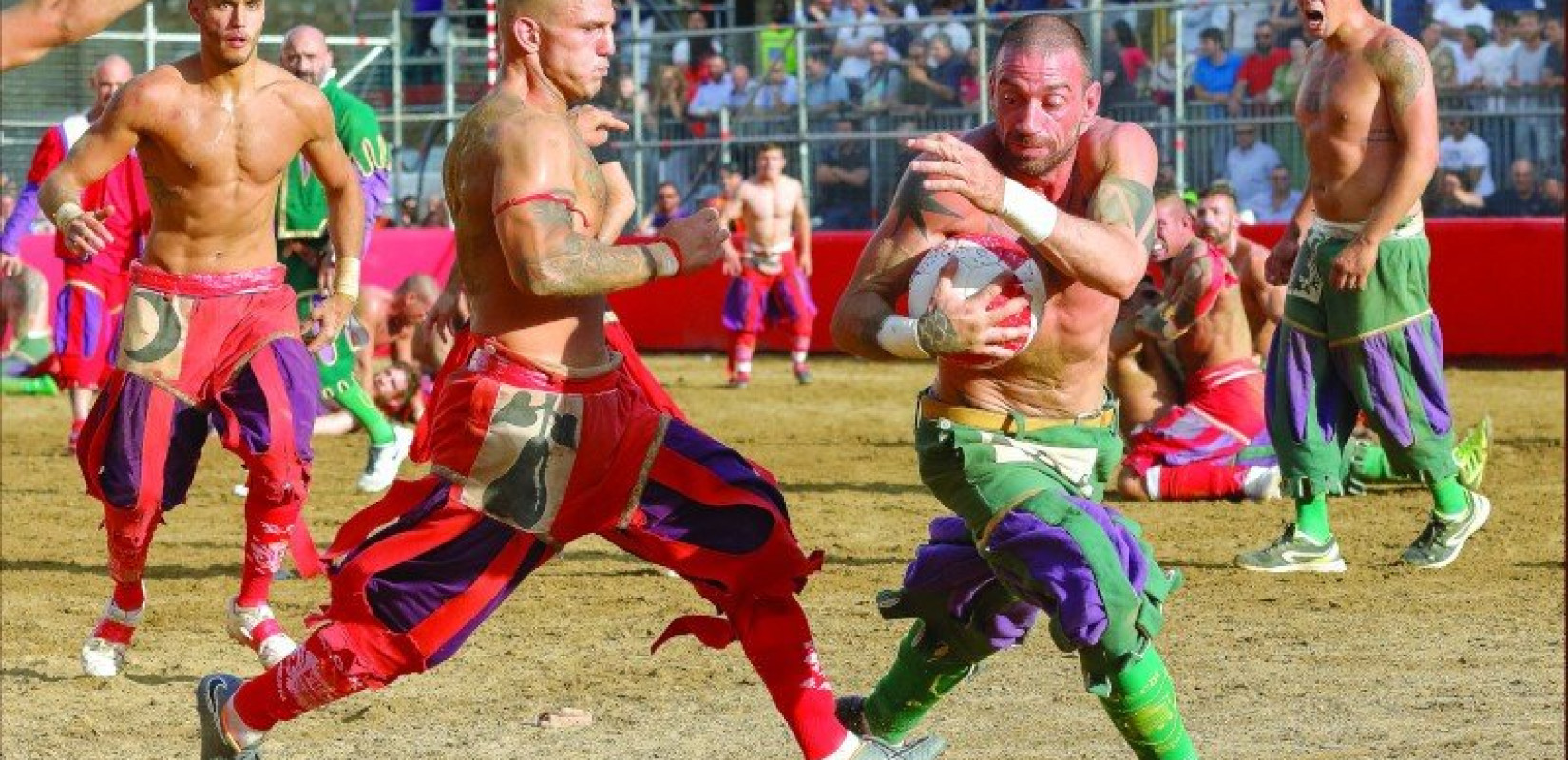 Calcio storico: Το μεσαιωνικό «ποδόσφαιρο» της Φλωρεντίας είναι ό,τι πιο βάρβαρο μπορείς να φανταστείς (βίντεο)