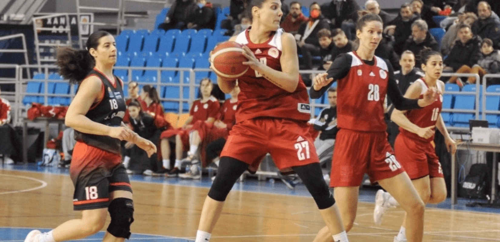 Μπασκετμπολίστρια του Ολυμπιακού ζήλεψε τους χούλιγκαν και έκανε άθλια ανάρτηση στο Instagram (φωτ.)