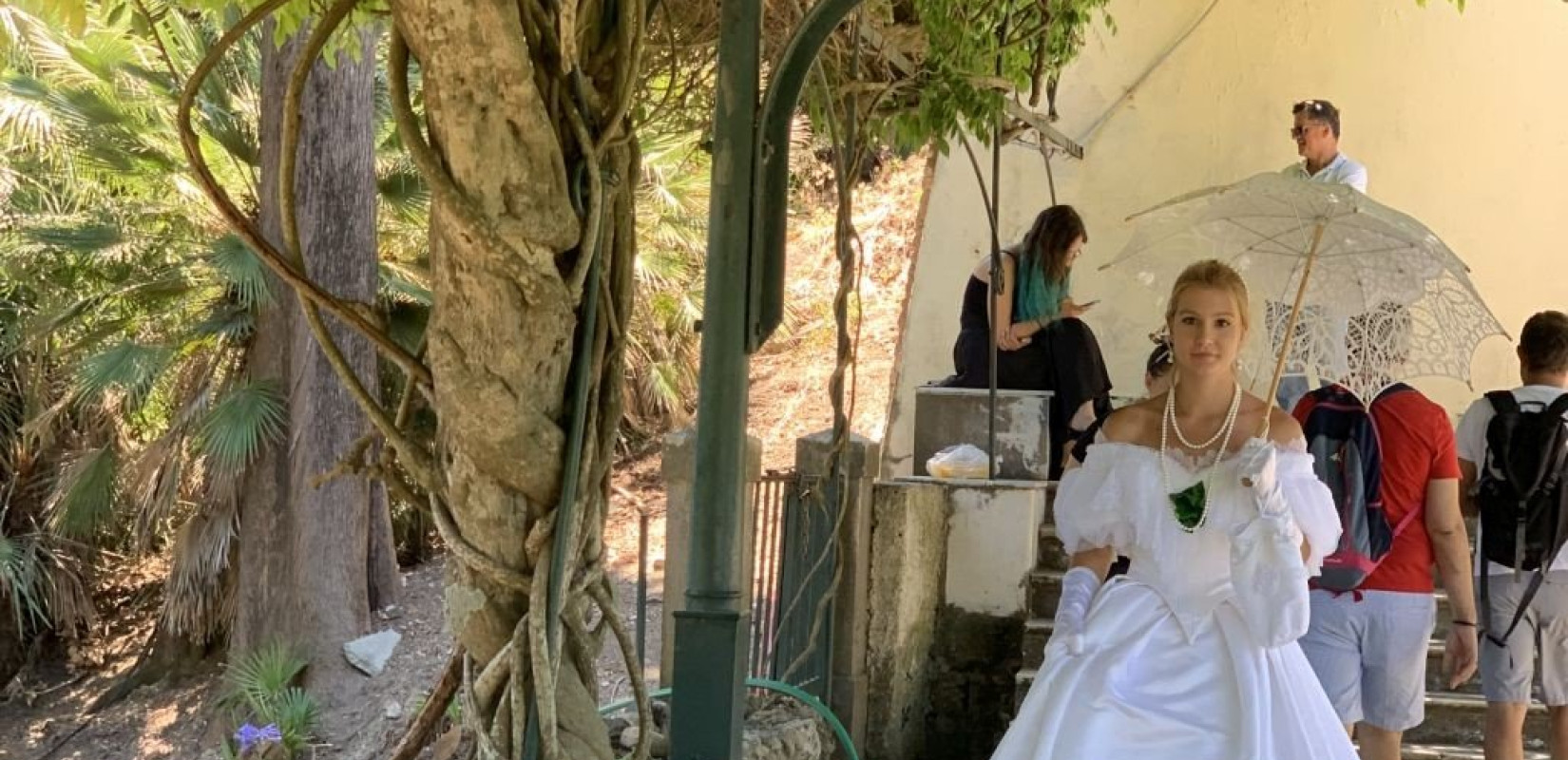 Κέρκυρα: Η πριγκίπισσα Σίσσυ περνάει δίπλα από τους επισκέπτες στο Αχίλλειον (φωτ.)