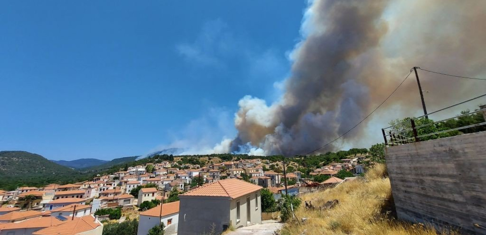 Μαίνεται η φωτιά στη Λέσβο:  Εκκενώθηκαν Σταυρός και Βρίσα - Σε απόγνωση οι κάτοικοι (βίντεο, φωτ.)