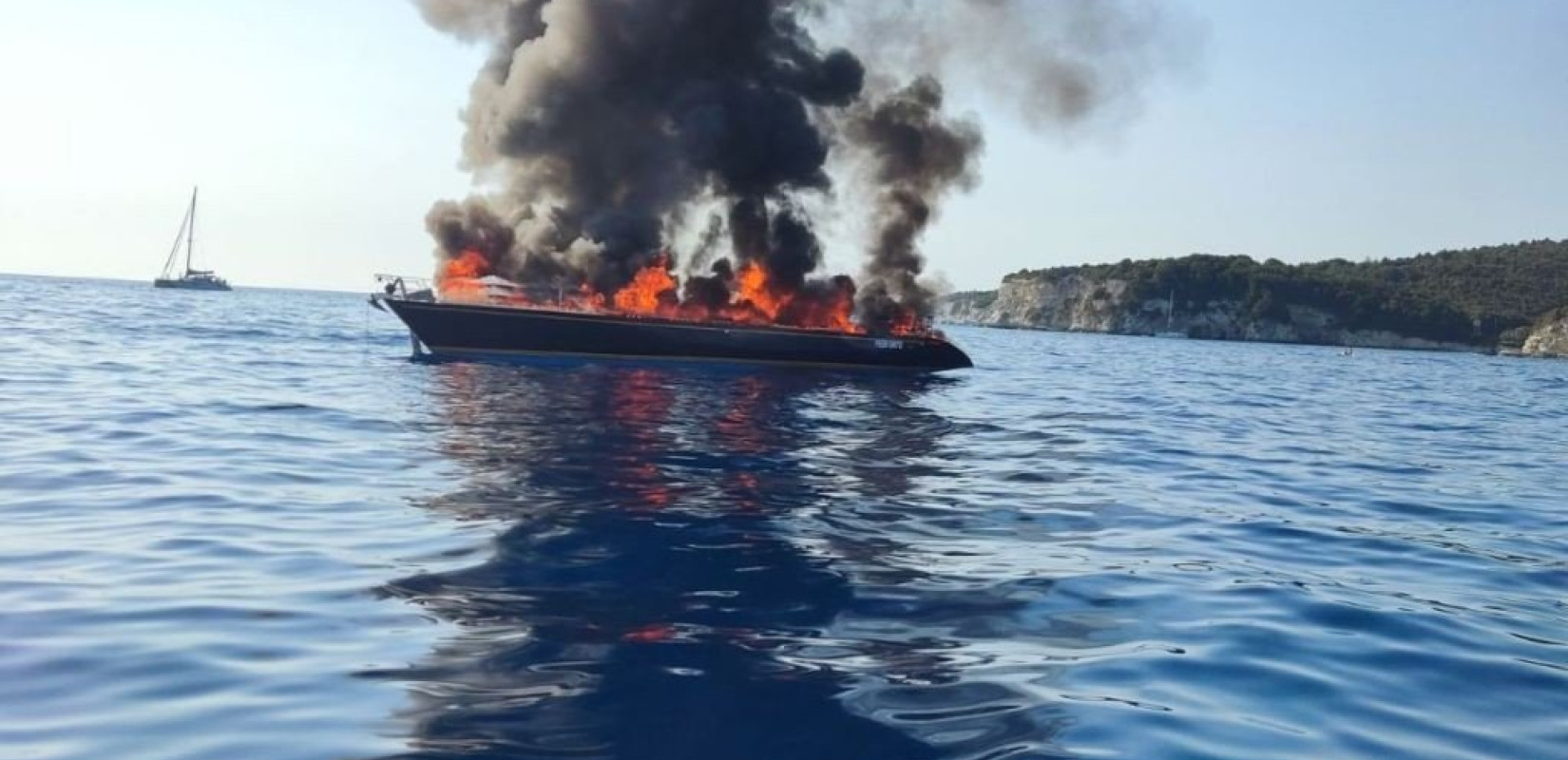 Στις φλόγες τυλίχθηκε ιστιοφόρο σκάφος στους Παξούς - Το Λιμενικό έσωσε του 7 επιβαίνοντες (φωτ.)