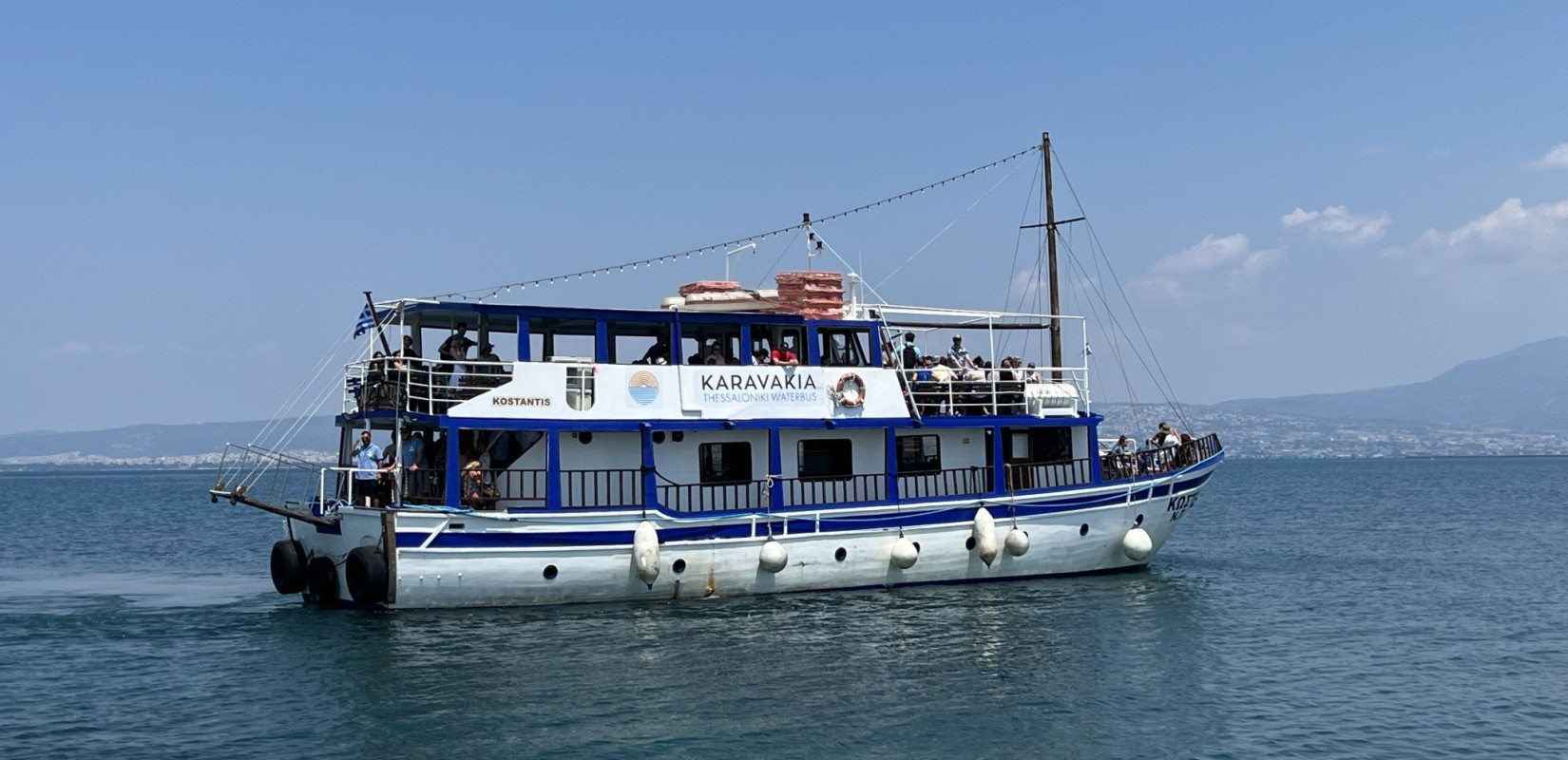 Βουτιές στις κοντινές παραλίες της Θεσσαλονίκης με το... καραβάκι (Φωτ., Βίντεο)