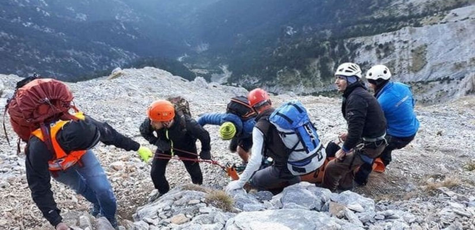 Ελικόπτερο παρέλαβε τον ορειβάτη που έπεσε σε δύσβατη πλαγιά του Ολύμπου 