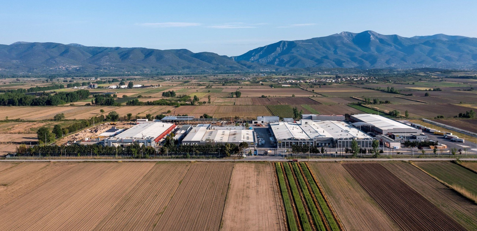 Ποια είναι η ξανθιώτικη Sunlight που πρωτοπορεί στις μπαταρίες σε παγκόσμιο επίπεδο;