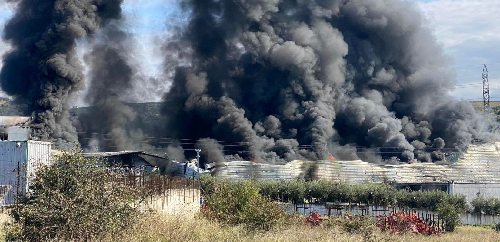 Ωραιόκαστρο: Φωτιά εν ώρα λειτουργίας σε αποθήκη ηλεκτρολογικού υλικού - Δείτε βίντεο και φωτογραφίες