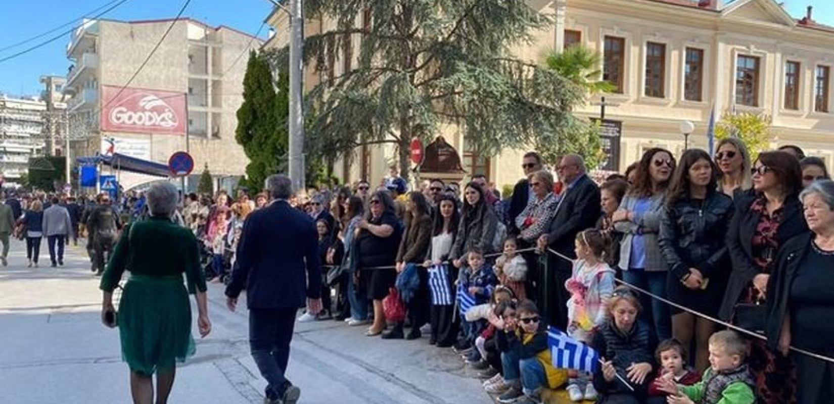 Χιλιάδες Βεροιώτες δίνουν το παρών στην παρέλαση για την απελευθέρωση από τους Οθωμανούς (βίντεο)