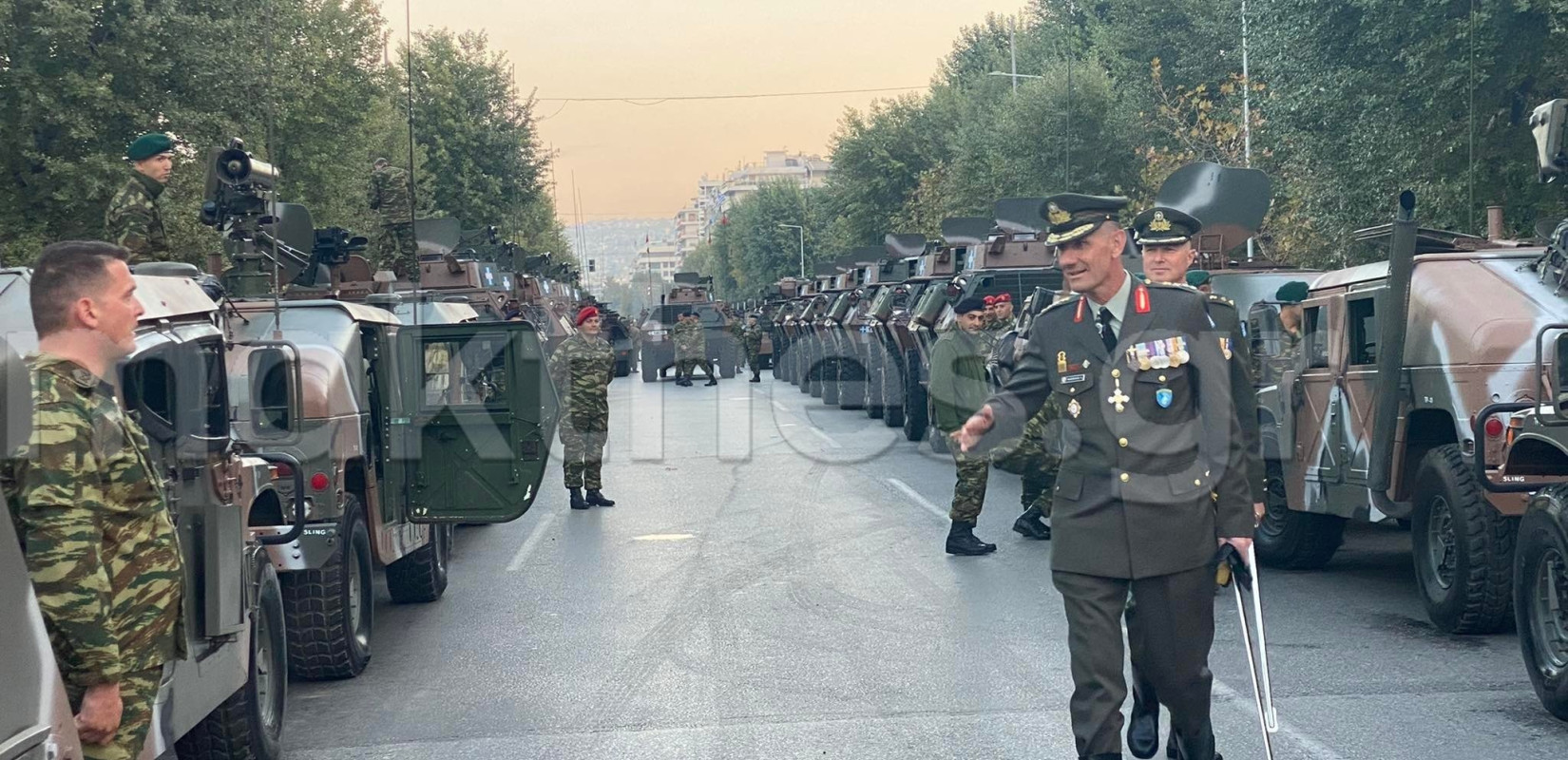 Ετοιμασίες πριν την μεγάλη παρέλαση  - Γυαλίζουν οχήματα και αρβύλες (φωτ.)