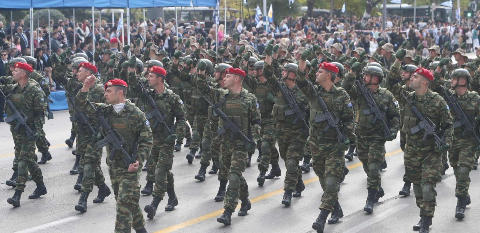 Με λαμπρότητα και λαοθάλασσα θεατών ολοκληρώθηκε η μεγάλη στρατιωτική παρέλαση στη Θεσσαλονίκη (βίντεο)