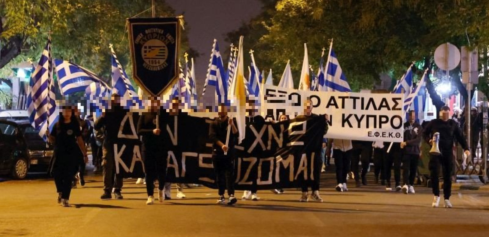 «Δεν Ξεχνώ» διατράνωσαν Κύπριοι έξω από το τουρκικό προξενείο (φωτ.)