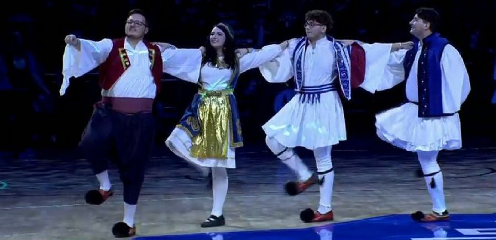 ΝΒΑ: Greek night με παραδοσιακούς χορούς, Κωνσταντίνο Αργυρό και σόου Αντετοκούνμπο στο Μιλγουόκι (βίντεο)