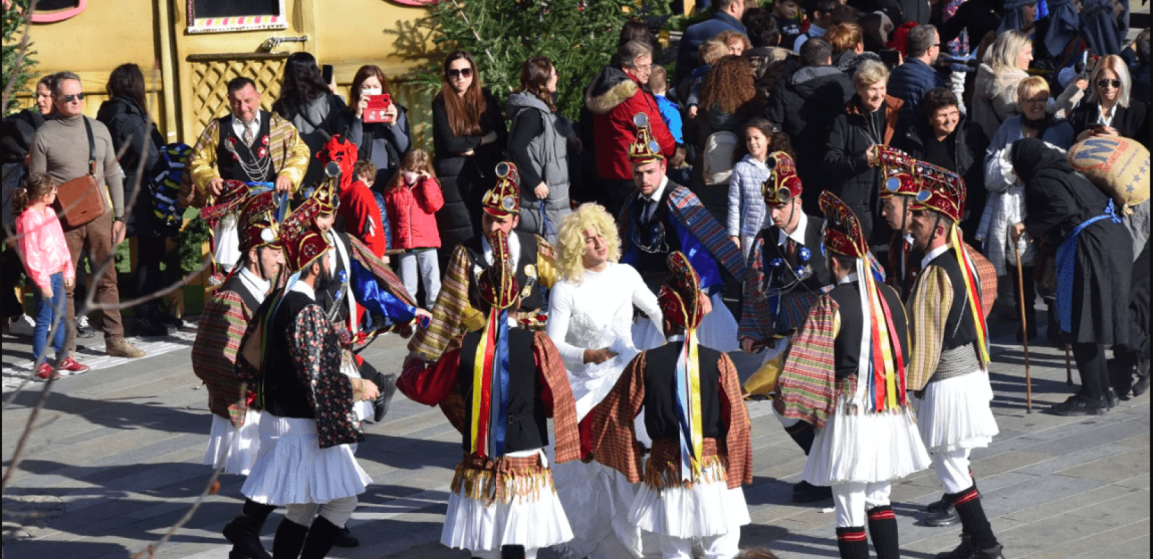 Κοζάνη: Κατάμεστη η κεντρική πλατεία για το δρώμενο των Μωμόγερων  (φωτ. βίντεο)