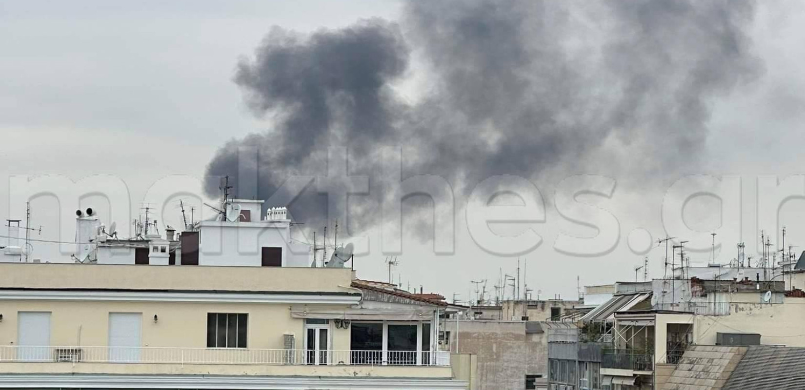 Θεσσαλονίκη: Φωτιά καίει απορρίμματα και καλώδια της ΔΕΗ (βίντεο, φωτ.)