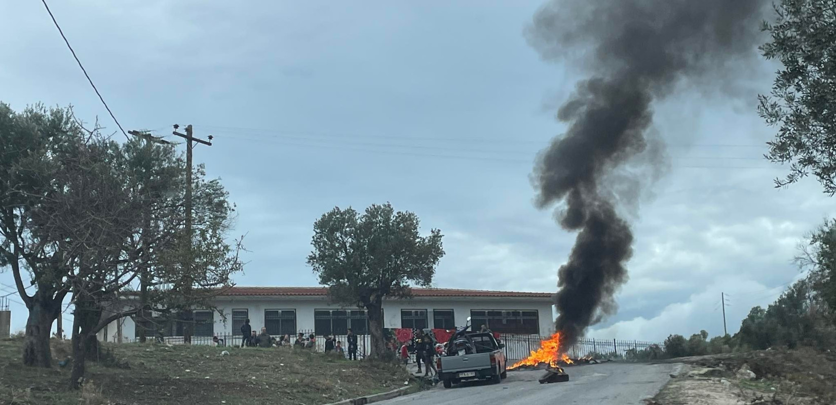 Λέσβος: Επεισόδια και φωτιές από Ρομά για τον θάνατο του 16χρονου (φωτ.)