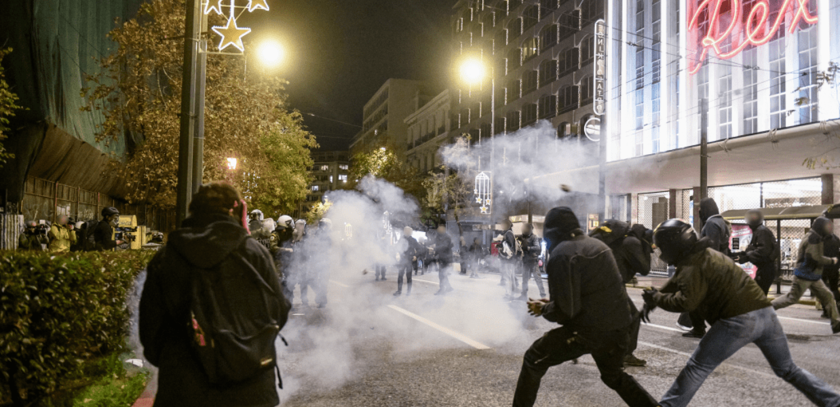 Ένταση, 2 συλλήψεις και 24 προσαγωγές στην πορεία των Αθηνών για τον 16χρονο Κώστα