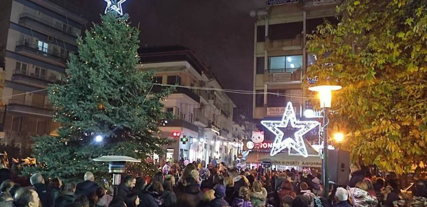 Νάουσα: Φωταγωγήθηκε στην κεντρική πλατεία το Χριστουγεννιάτικο δέντρο 