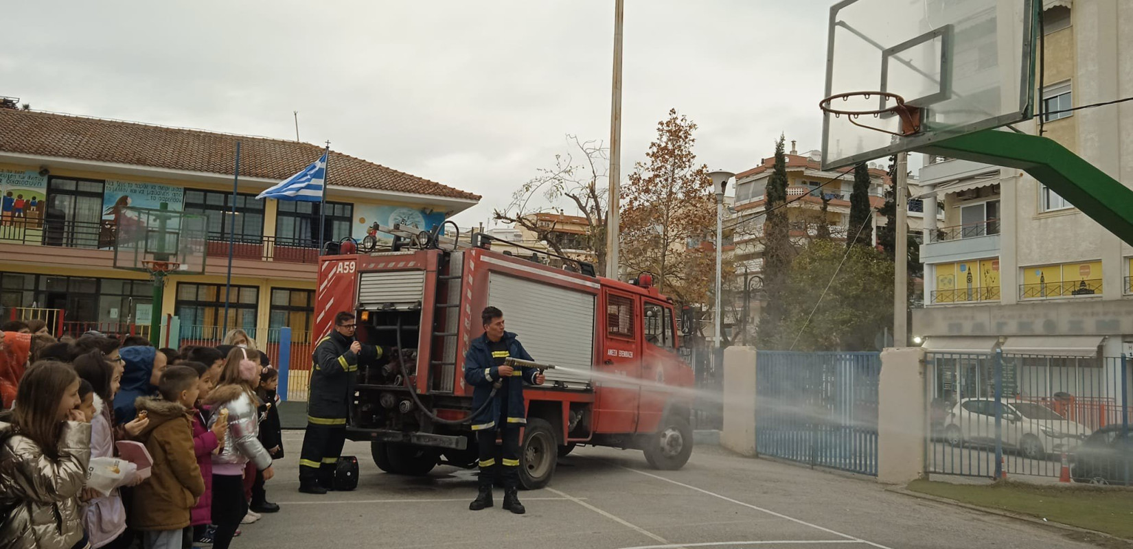 Εύοσμος: Μάθημα …πυροσβεστικής για μαθητές δημοτικού σχολείου (φωτ.)