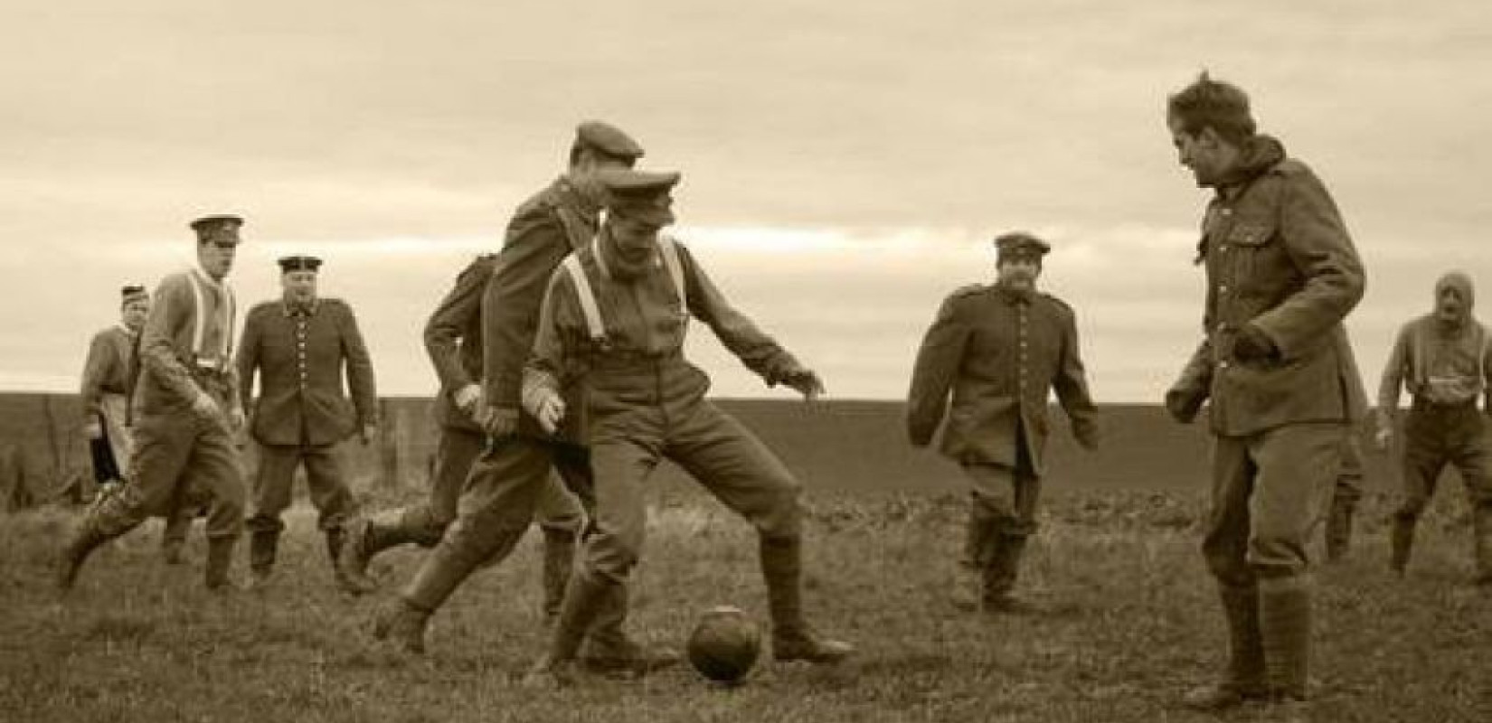 Χριστούγεννα 1914: Η μέρα που το ποδόσφαιρο τα έβαλε με τη φρίκη του Α' Παγκοσμίου Πολέμου (βίντεο)