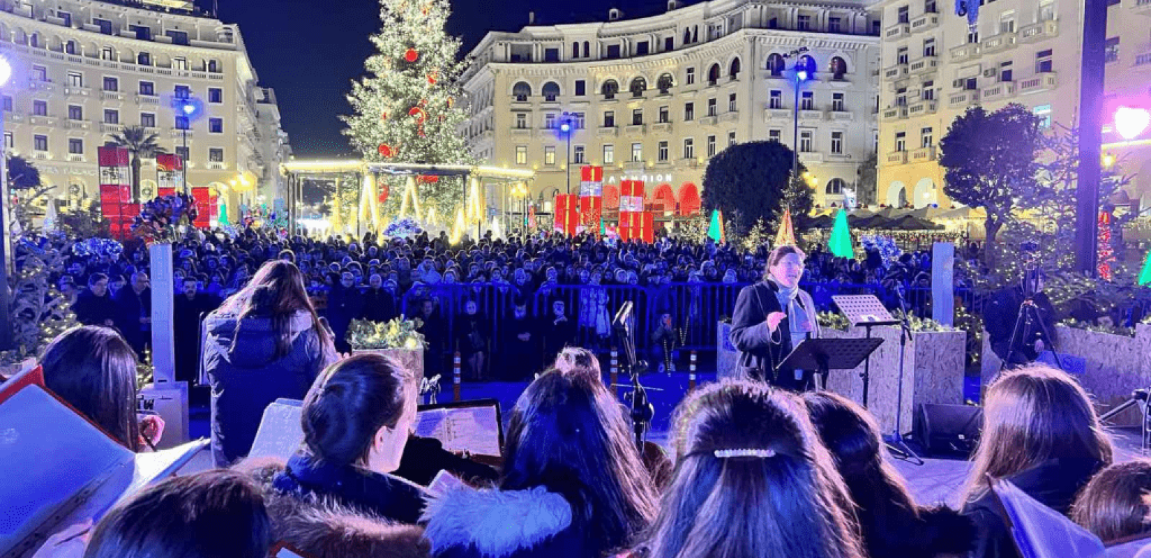 Θεσσαλονίκη: Σε λίγο η φωταγώγηση του χριστουγεννιάτικου δέντρου στην πλατεία Αριστοτέλους