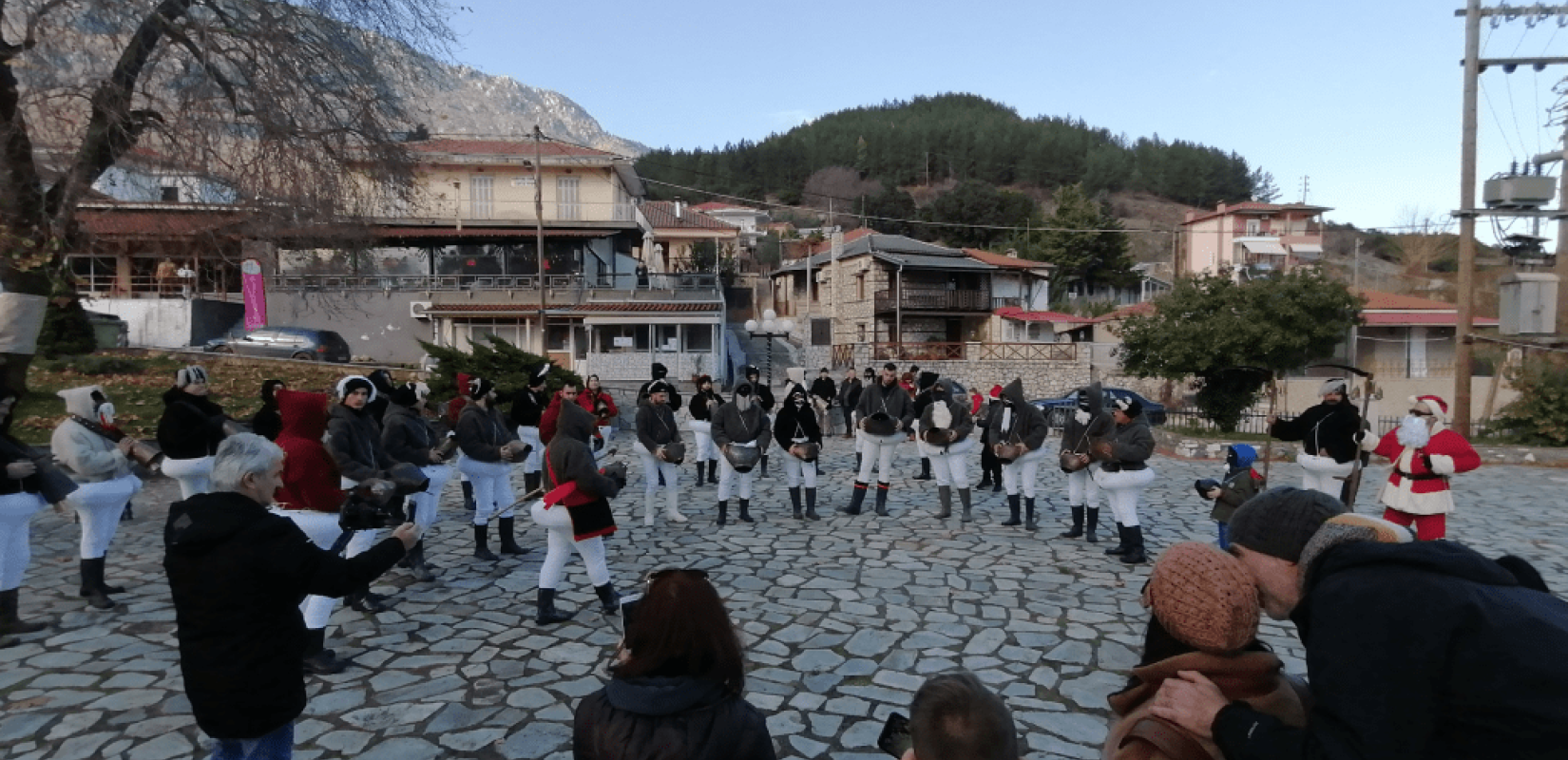 Τα Τρίκαλα ξορκίζουν το κακό με τα κουδούνια τους 