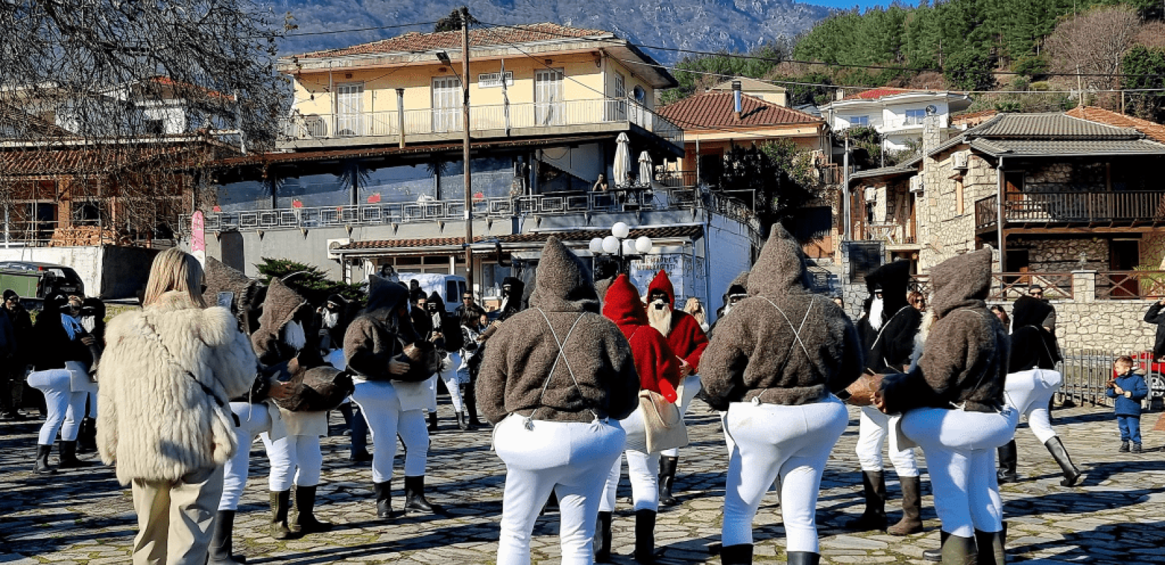 Οι Καρκάτζαλοι έκαναν... χαμό στα Τρίκαλα (φωτ.)