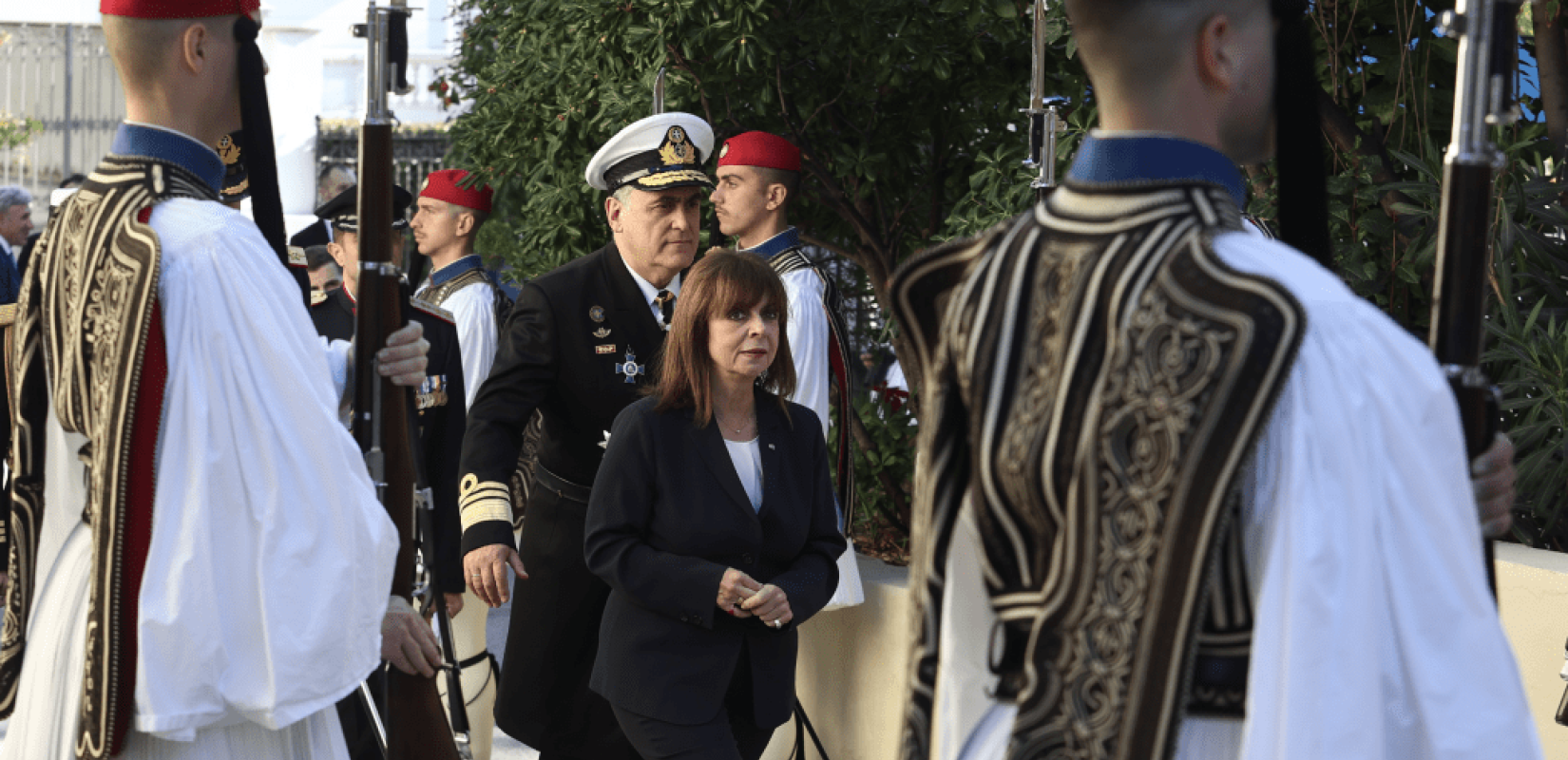 Επίσκεψη Σακελλαροπούλου στην Προεδρική Φρουρά - «Ο Εύζωνας είναι σύμβολο και μέρος της εθνικής μας ταυτότητας»