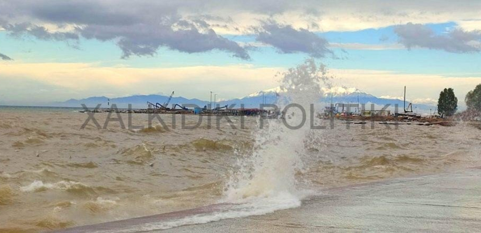 Χαλκδική: Η θάλασσα βγήκε στη στεριά στα Νέα Μουδανιά (βίντεο)