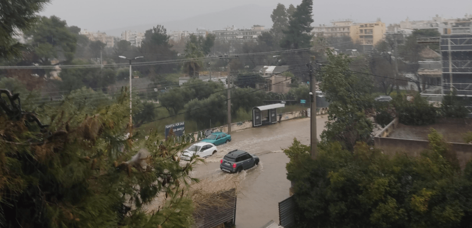 Σχεδόν 400 κλήσεις δέχθηκε η πυροσβεστική σε λιγότερο από 24 ώρες εξαιτίας της κακοκαιρίας