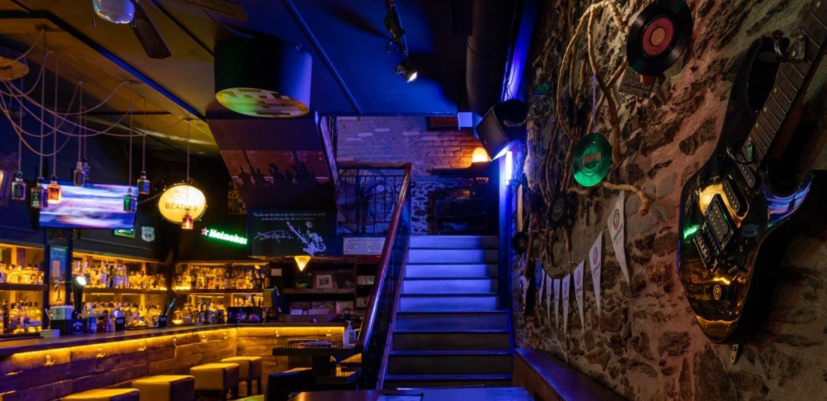 «Stones Rock Bar»: Στη «rock» οδό των Λαδάδικων, την οδό Αιγύπτου, μας μυεί στην αυθεντική rock μουσική