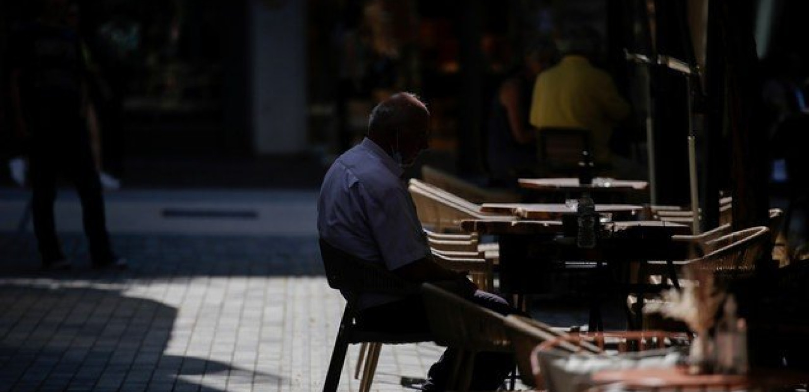 Τρέχουν να μαζέψουν  τα τραπεζοκαθίσματα για να γλιτώσουν τα πρόστιμα