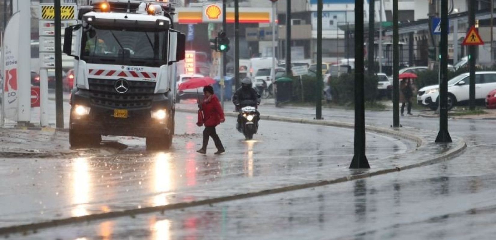 Κακοκαιρία στην Αττική: Το οδόστρωμα «κατάπιε» γυναίκα στο κέντρο της Αθήνας (βίντεο)