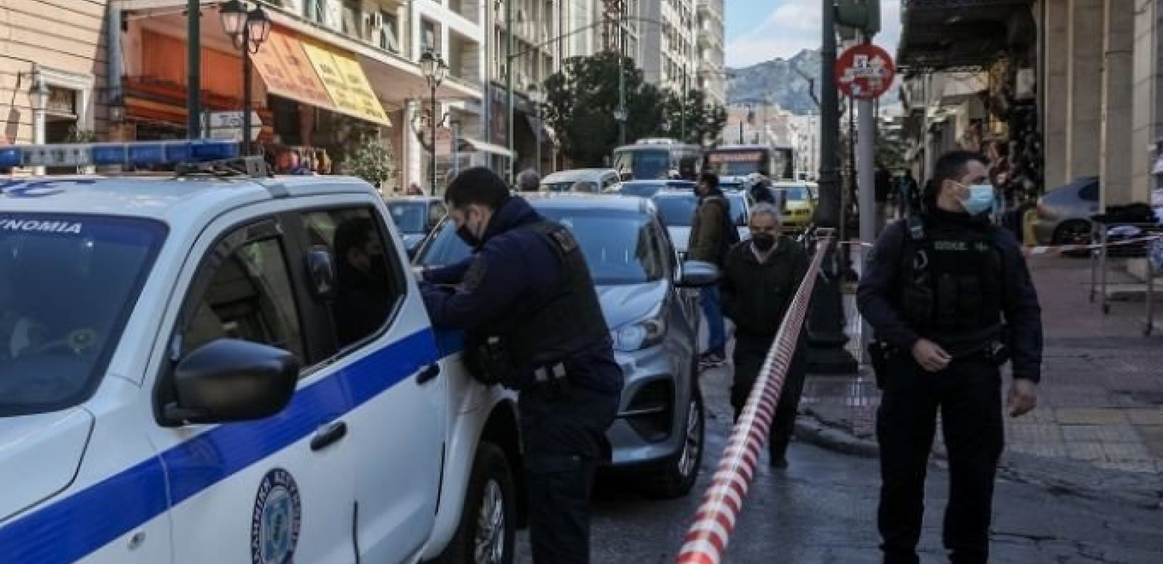 Ελεγχόμενη έκρηξη μπαγκαζιέρας μοτοσικλέτας, από την ΕΛΑΣ, έξω από την Αθηναϊκή Λέσχη