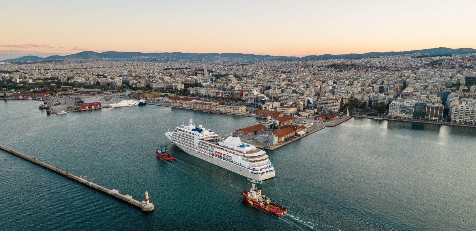 Λιμάνι Θεσσαλονίκης: Συναγερμός για θαλάσσια ρύπανση από ιριδίζον φιλμ πετρελαιοειδών