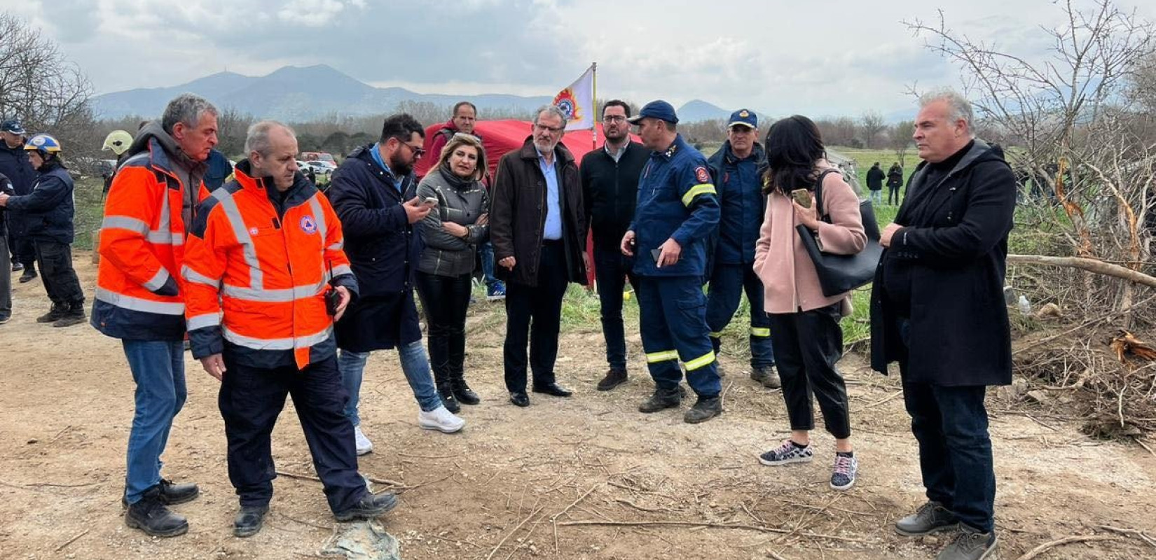 Σύγκρουση τρένων: Κλιμάκιο του ΠΑΣΟΚ-ΚΙΝΑΛ στο σημείο της τραγωδίας (φωτ.)