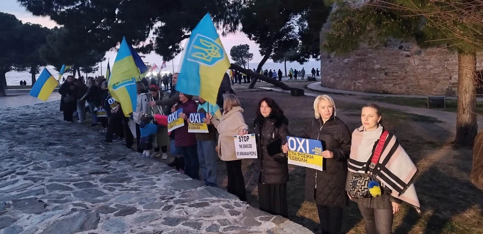 Θεσσαλονίκη - Λευκός Πύργος: Ανθρώπινη αλυσίδα αλληλεγγύης στην Ουκρανία (φωτ.)