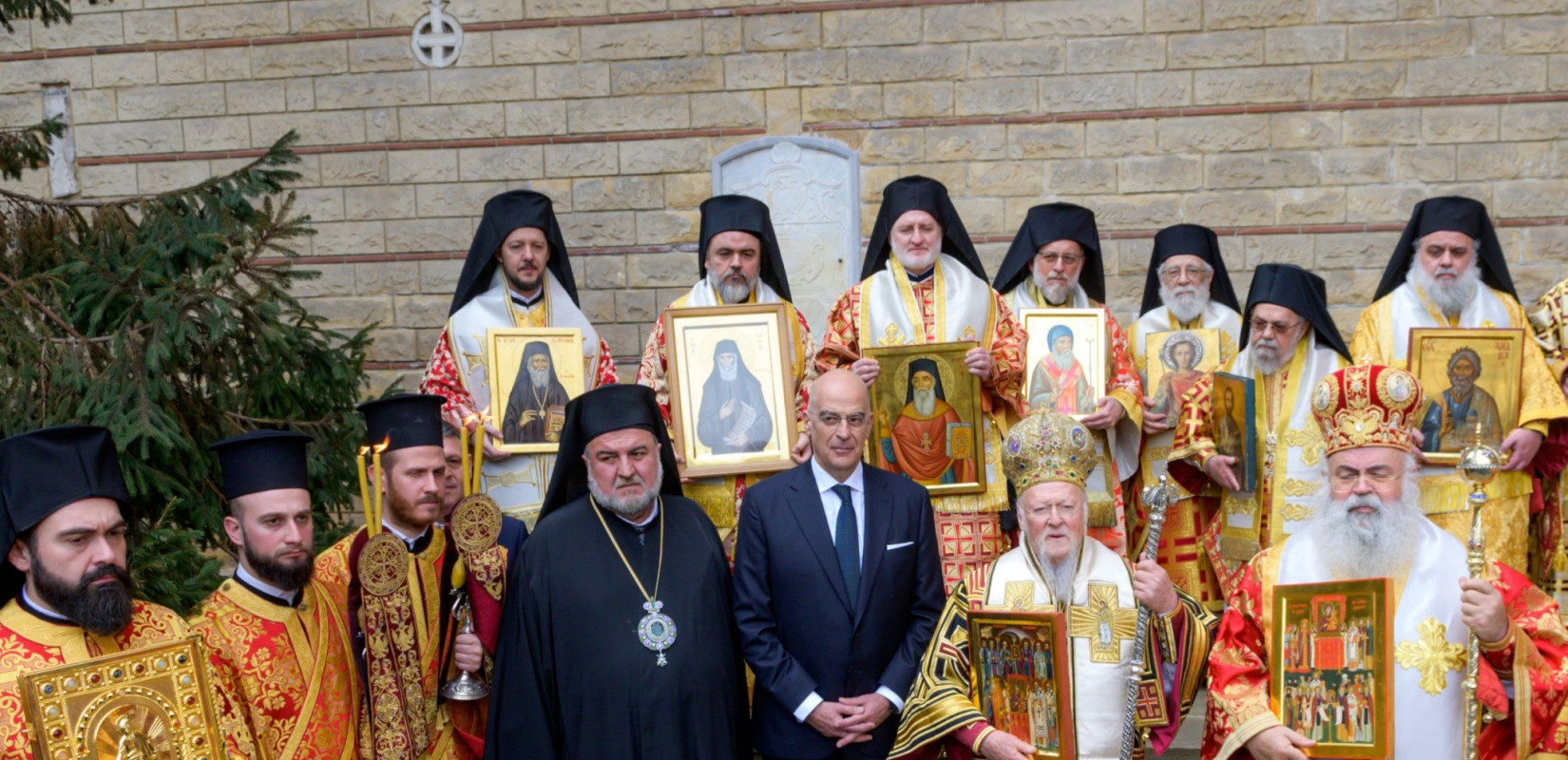 Στην επιμνημόσυνη δέηση για τα θύματα των Τεμπών και σεισμών σε Τουρκία-Συρία, ο Ν. Δένδιας στην Κωνσταντινούπολη